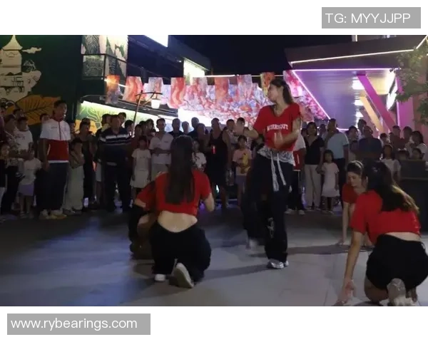 重庆街舞队的灵活性揭秘街头舞蹈的魅力与激情